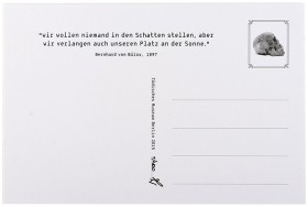Rückseite der Postkarte mit der Aufschrift "'wir wollen niemand in den Schatten stellen, aber wir verlangen auch unseren Platz an der Sonne.' Bernard von Bülow, 1897" sowie der Abbildung eines Totenschädels anstelle einer Briefmarke