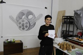 Porträt von Shira Wachsmann in ihrem Atelier