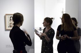 Gruppe in der Ausstellung vor dem Werk »Untitled« von Boris Lurie; Jüdisches Museum Berlin, Foto: Svenja Kutscher