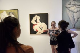 Vier Frauen vor einem Bild in der Boris Lurie-Ausstellung