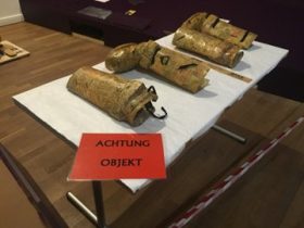 Ein Tisch mit Kostümteilen und einem Schild "Achtung Objekt"