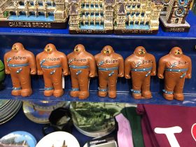 Sechs Golem-Tonfiguren in einem Ladenregal
