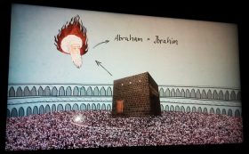 Foto eines Bildschirms. Zu sehen ist die Kaaba von Mekka und der Kopf von Abraham, der im Islam Ibrahim heißt.