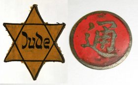 Gelber Stern mit der Aufschrift »Jude« und runde rote Anstecknadel aus Metall, die mittig ein eingeprägtes chinesisches Schriftzeichen trägt