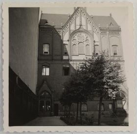 Die Aufnahme zeigt das Auerbach´sche Waisenhaus von der Schönhauser Allee aus gesehen. Im oberen Teil ist ein Spitzgiebel mit Fenstern zu sehen (Schwarz-Weiß-Fo­to)