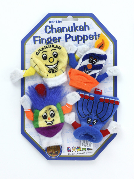 Das Bild zeigt die vier bunten Chanukka-Fingerpuppen offfen an einem Karton befestigt, mit der blauen aufschrift: "Chanukah Finger Puppets".
