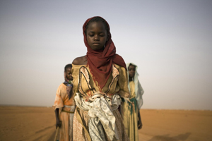 Junge Mädchen verlassen ein Lager für Binnenflüchtlinge, um Brennholz zu sammeln, Sudan, 2005 - © Ron Haviv/VII