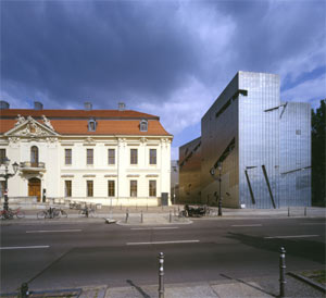 Altbau und Libeskind-Bau des Jüdischen Museums Berlin