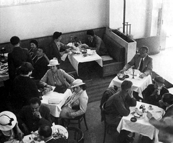 Café Mugrabi in Tel Aviv, 1935
