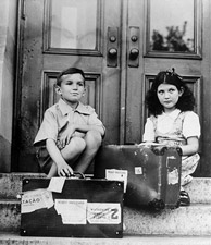 Zwei Kinder vor der Tür ihrer zukünftigen Gasteltern in New York City, 30.7.1943