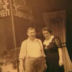 Hugo and Paula Freund in front of their shop in Washinghton Heights, NYC (Still from the film "Paulas Nürnberger Lebkuchen - Made in the USA")