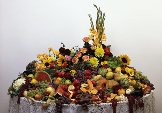 Tisch mit Früchten, Gemüse und Blumen