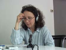 Frau mit Kopfhörern vor Mikrofon