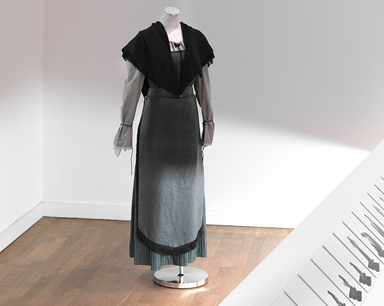 Dirndlmoschee im Ausstellungsraum an einer Kleiderpuppe