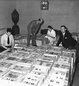 Mitarbeiter des Einsatzstabes Reichsleiter Rosenberg beim Packen von Kisten in der Villa Rothschild