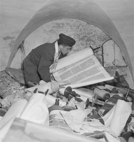 US-Chaplain Samuel Blinder examines Tora scrolls robbed by Nazis, Frankfurt am Main 6 July 1945, © National Archives, Washington