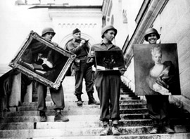 GIs transportieren Gemälde aus dem Raubkunstdepot des Einsatzstab Reichsleiter Rosenberg in Schloss Neuschwanstein, Mai 1945