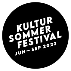 Logo des Kultursommerfestivals, ein schwarzer Kreis, in dem auf weißen Buchstaben Kultursommerfestival Jun - Sep 2023 steht.