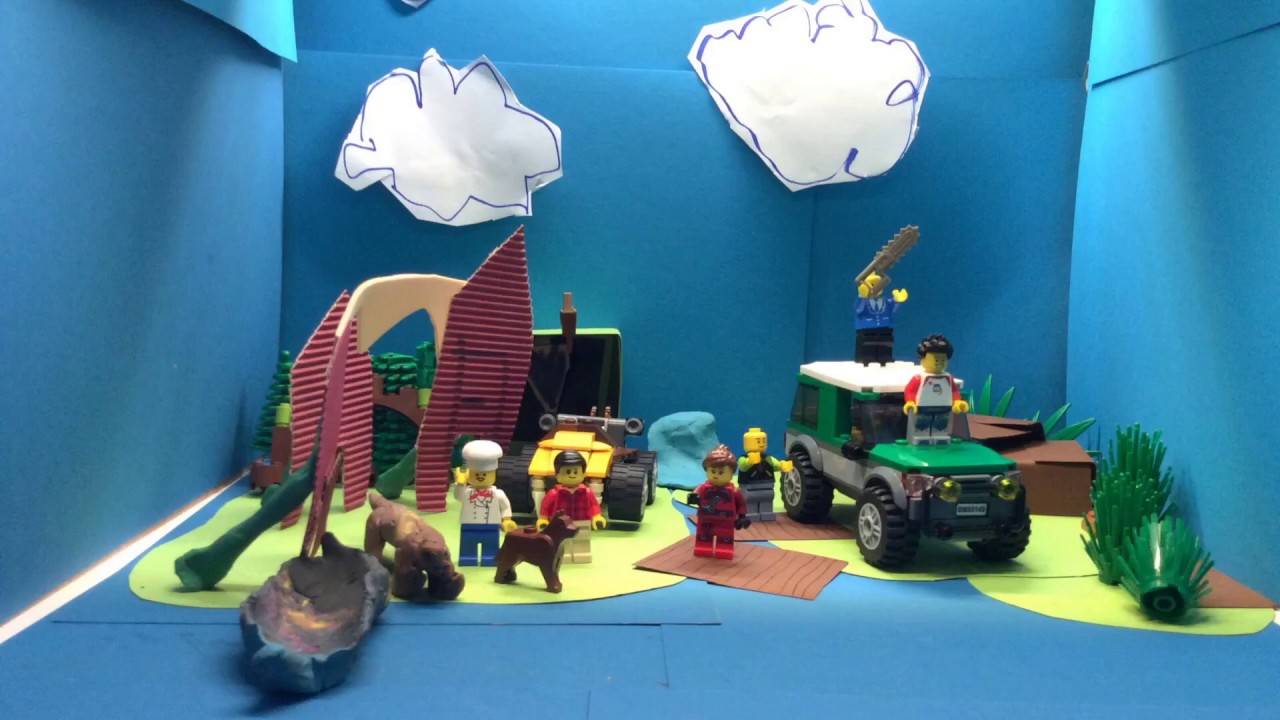 Legofiguren und -fahrzeuge auf einer Insel.