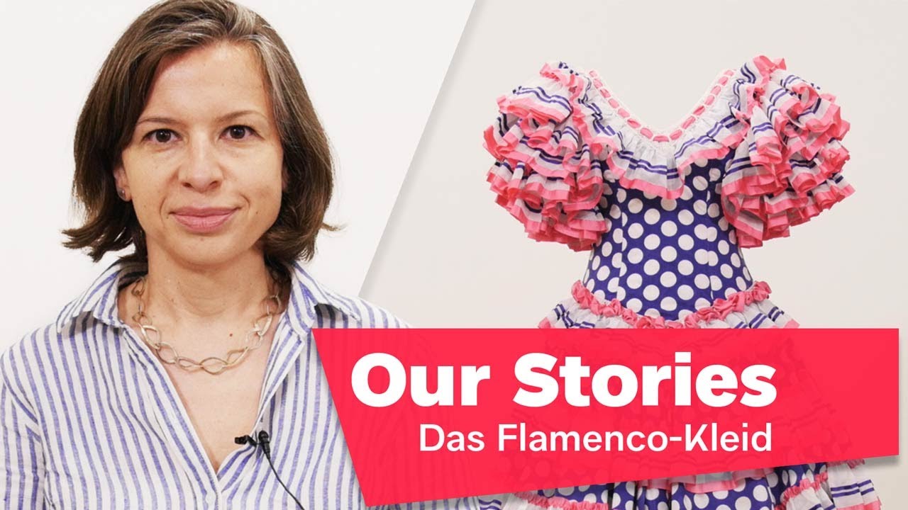 Portrait photo of Monika Flores, in the background a colorful flamenco dress, in the lower right corner of the picture the inscription “Our Stories: Das Flamenco-Kleid” (The Flamenco Dress).