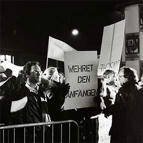 Schwarz-weiß-Fotografie von Demonstrierenden mit Plakaten „Wehret den Anfängen“