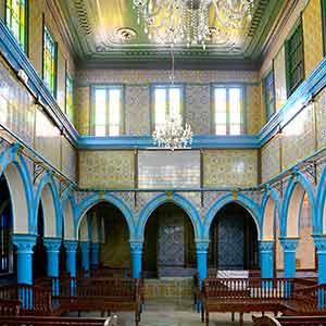 Innenraum einer reich geschmückten Synagoge.