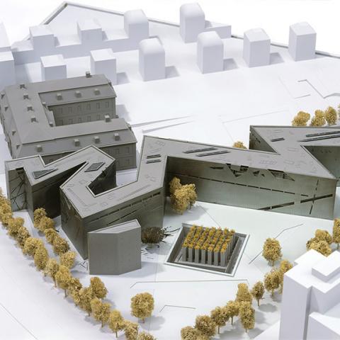 Architekturmodell, auf dem der barocke Altbau und der Entwurf des Neubaus von Daniel Libeskind in Form eines aufgebrochenen Sterns sowie der Garten des Exils zu sehen sind