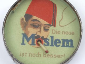 Runde Dose mit einem Männergesicht mit Hut und Zigarette im Mund