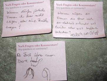 Pinke Post-it-Zettel mit Fragen und Kommentare zur Kopfbedeckung.