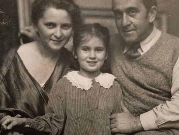 Familienfoto in schwarz-Weiß: Minni und Jakob Steinhardt sitzen, zwischen ihnen steht Josefa in einem karierten Kleid mit weißem Spitzenkragen. Minni Steinhardt trägt eine glänzende, dunkle Tunika; Jakob eine Wollweste mit Hemd und Krawatte
