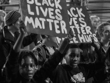 Schwarz-weiß-Fotografie einer Gruppe von Black-lives-Matter-Demonstrierenden.