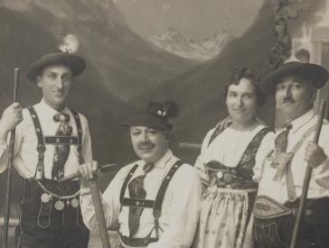 Schwarz-Weiß Foto von vier Personen in Gebirgstracht