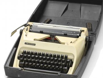 Eine Schreibmaschine.