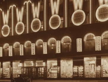 Schwarz-Weiß Fotografie des Warenhauses bei Nacht.