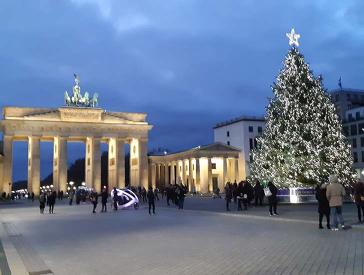 Weihnachtsbaum auf dem Pariser Platz, im Hintergrund das angeleuchtete Brandenburger Tor