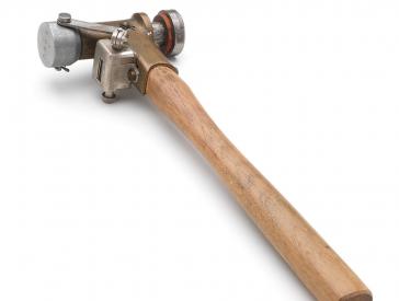 Ein Hammer mit Zählstempel.