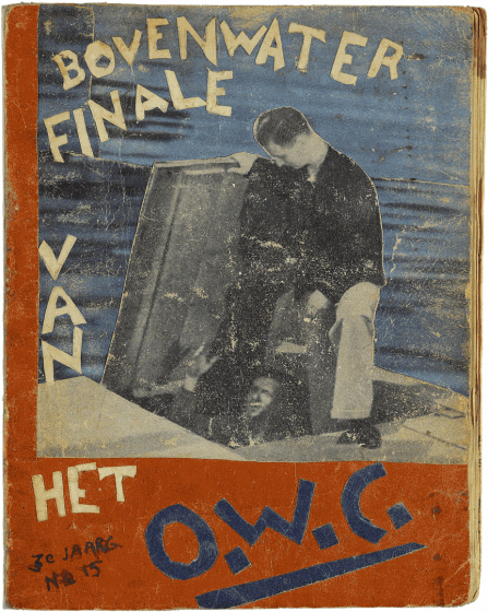 Titelblatt des Magazins Het Onderwater Cabaret vom 03. April 1945 mit einer rot-blauen Collage von einem Mann, der aus einer Luke rauskommt, diese aufhällt, damit ein weiterer Mann raus kann.
