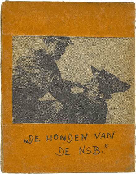 Orange Rückseite eines Het Onderwater Cabaret-Heftes mit Foto von Mann in Uniform mit Schäfferhund und dem Schriftzug De Honden Van De NSB.