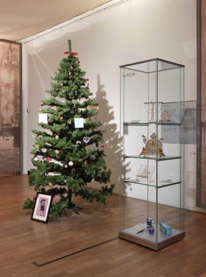 Geschmückter Weihnachtsbaum in der Dauerausstellung