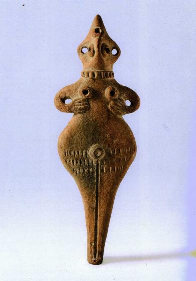 Terrakotta-Figur mit Händen unter den runden Brüsten und runder Vulva.