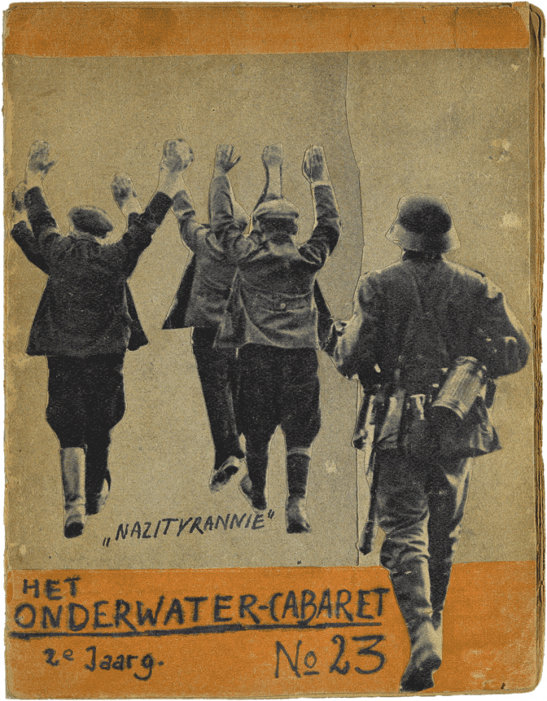 Titelblatt des Magazins Het Onderwater Cabaret vom 03. Juni 1944 mit einer Collage von vier Menschen, deren Rücken man sieht, mit gehobenen Händen und einem Mann in Uniform, der mit einer Waffe hinter ihnen geht.