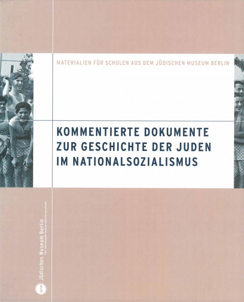 Book cover for “Kommentierte Dokumente”: a small black and white photograph of young men and women in workout clothes standing behind a fence and smiling at the camera