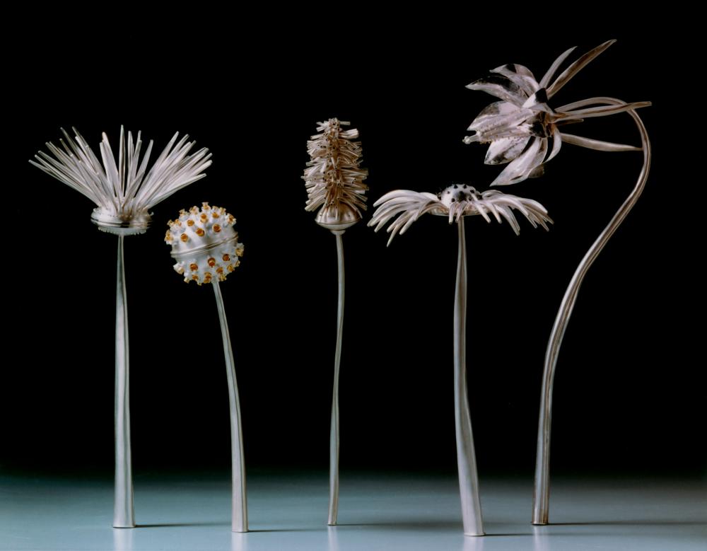 Gewürzbüchsen, die in der Form silberner Blumen gestaltet sind