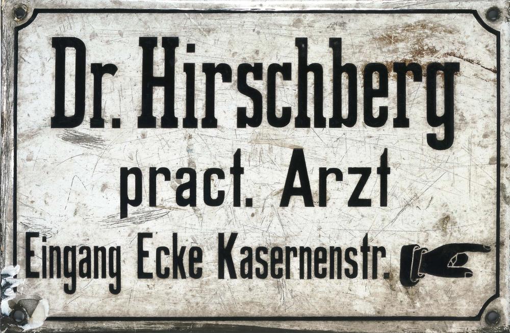 Praxisschild von Dr. Hirschberg aus Blech mit schwarzen Lettern, mit Straßenangabe 