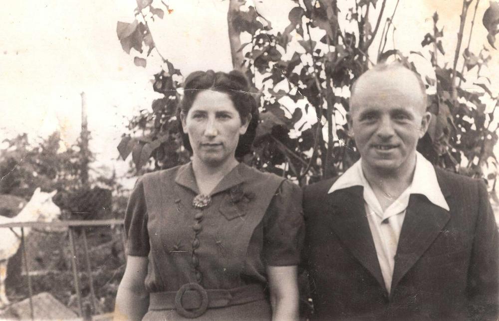 Vergilbte Schwarz-Weiß-Fotografie einer Frau im Kleid und eines Mannes mit Jackett