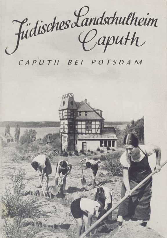 Schwarz-weißes Bild eines Landhauses mit jungen Leuten, die davor arbeiten und der Bildunterschrift "Jüdische Landschule Caputh. Caputh bei Potsdam".