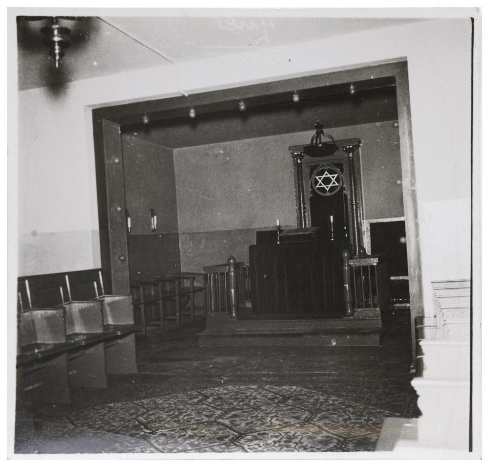 Schwarz-weiß Fotografie der Synagoge in Lehnitz