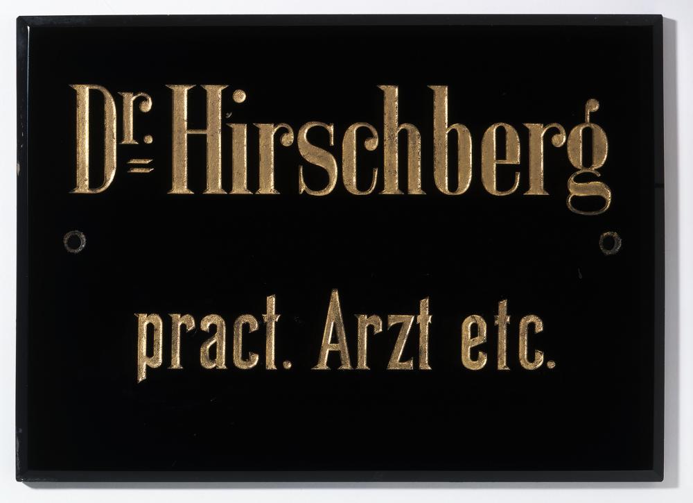 Schwarzes Praxisschild von Dr. Hirschberg