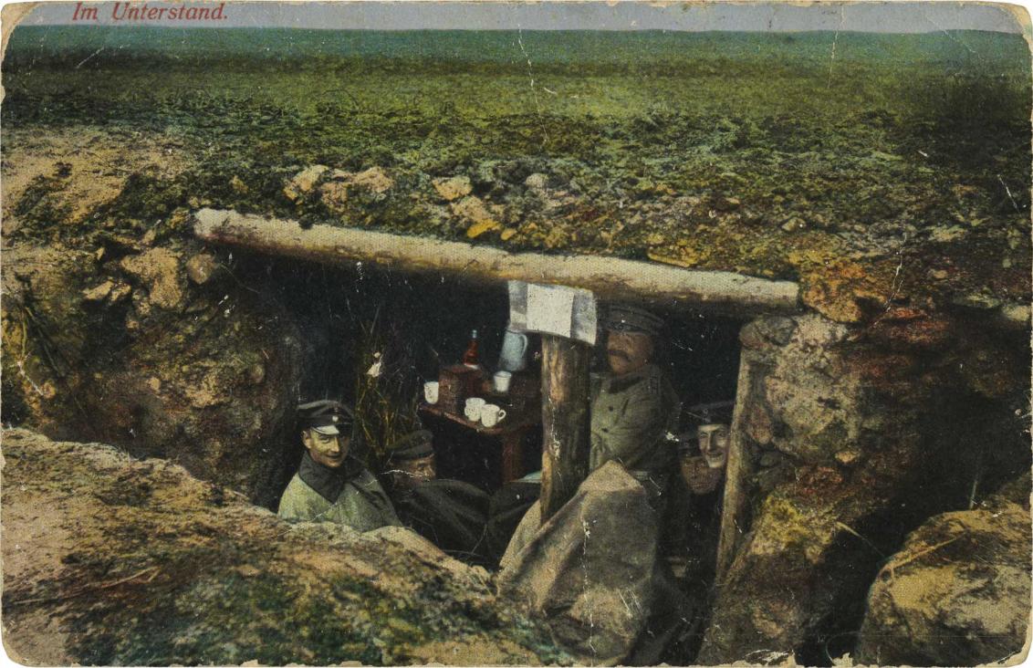 Feldpostkarte: Colorierte Ansicht von fünf Soldaten in einem Unterstand