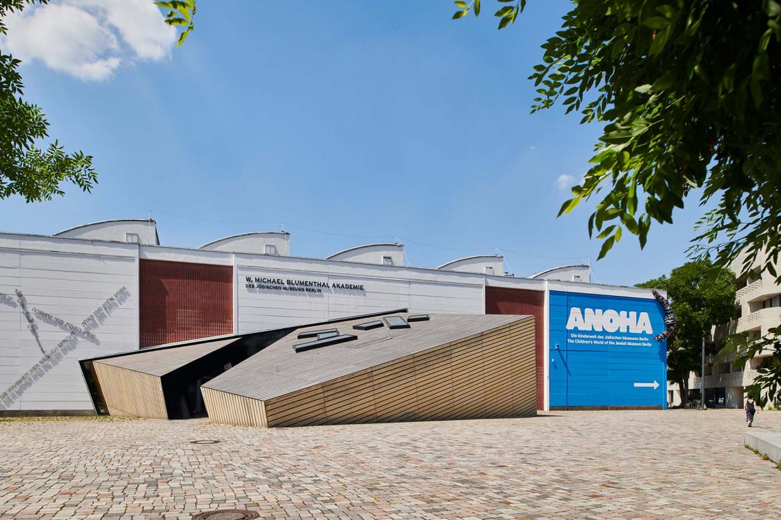 Exterior view of the Academy Building of the Jewish Museum Berlin with signposting to ANOHA